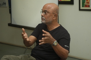 Prabhakar Kolte delivers his talk at Artfest 09, Indiaart Gallery